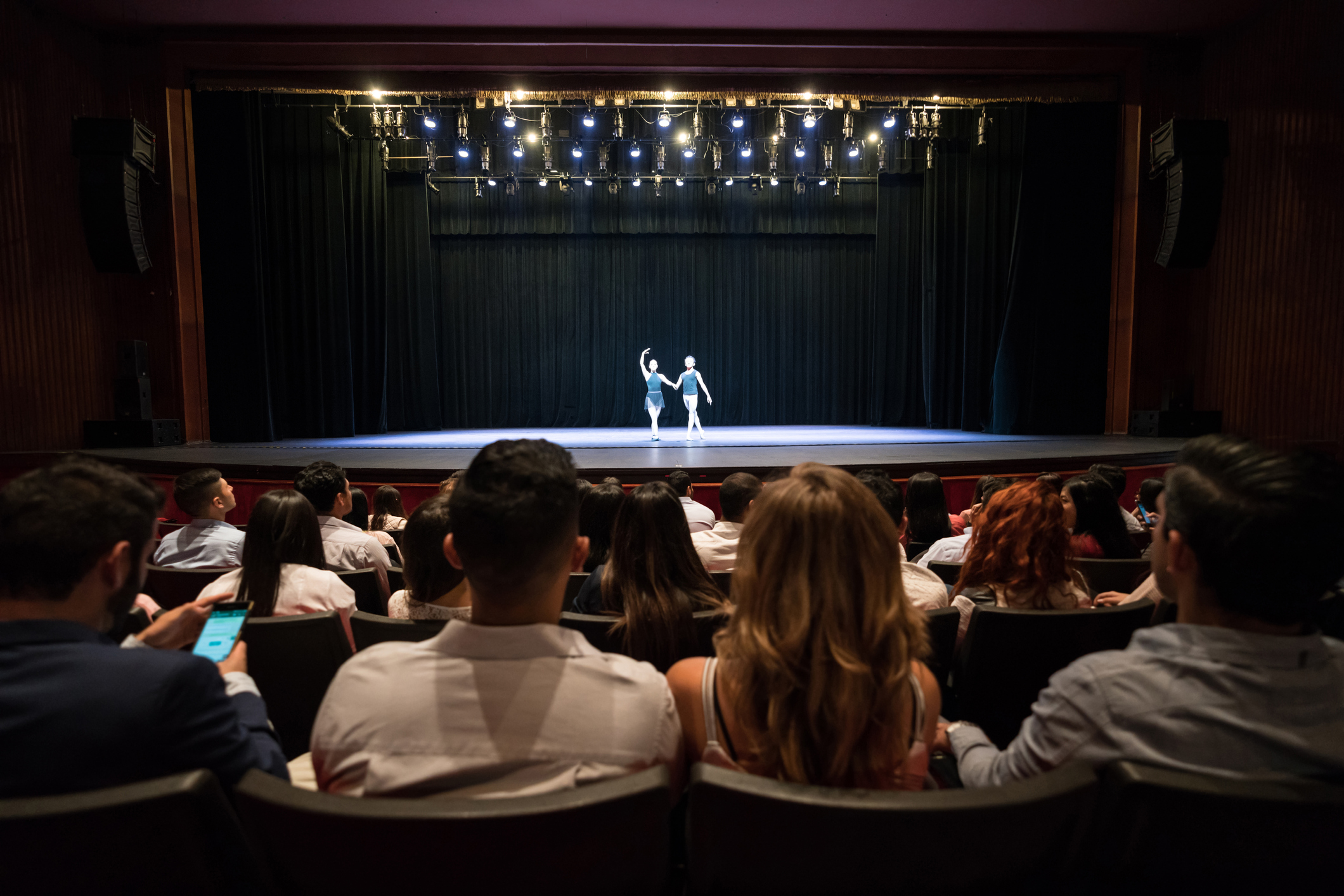 No palco, a gente se vê: o teatro como espelho da cultura e do comportamento
